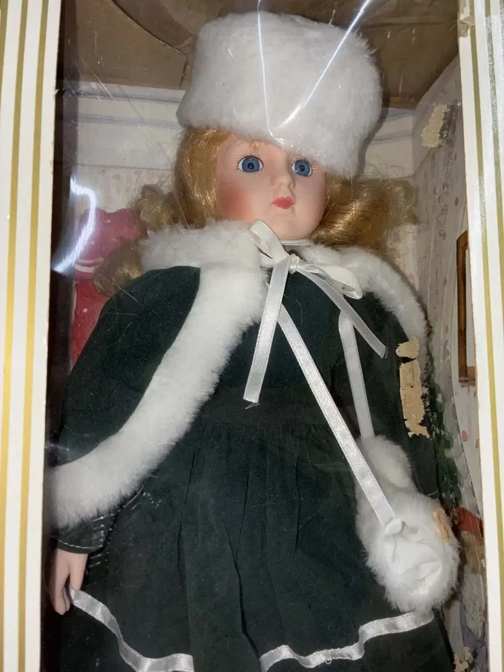 House of Lloyd 16-inch Christmas Collection Porcelain Doll